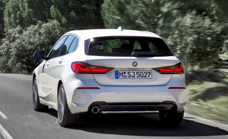 2020 BMW 1-Series 118i (Color: Mineral white Metallic) Rear Three-Quarter Wallpapers 450x275 (5)