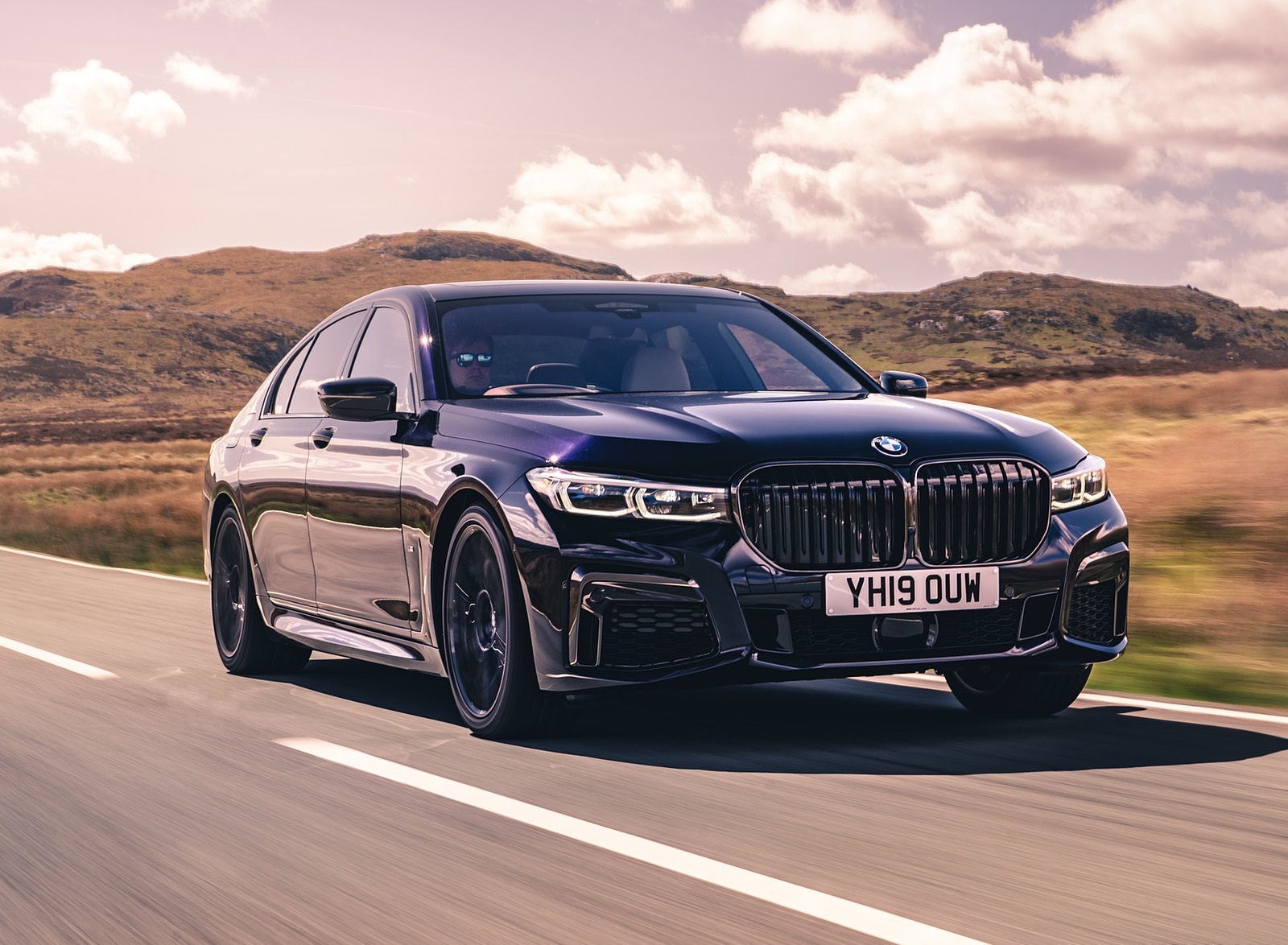 2020 BMW 7-Series 750i M Sport (UK-Spec) Front Three-Quarter Wallpapers  (10)