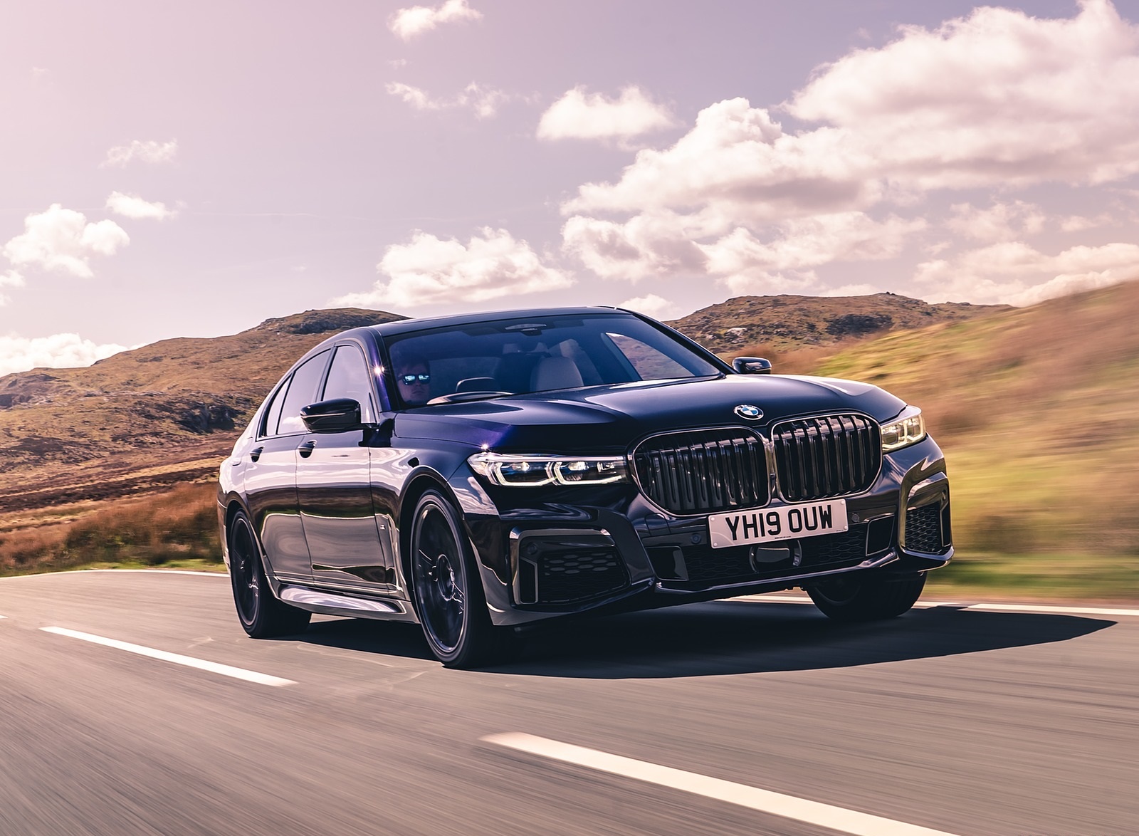 2020 BMW 7-Series 750i M Sport (UK-Spec) Front Three-Quarter Wallpapers  (2)