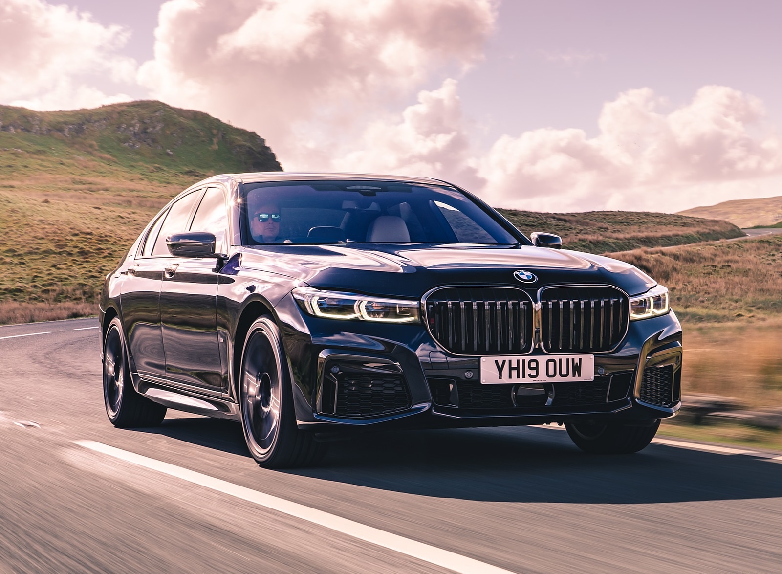 2020 BMW 7-Series 750i M Sport (UK-Spec) Front Three-Quarter Wallpapers  (3)