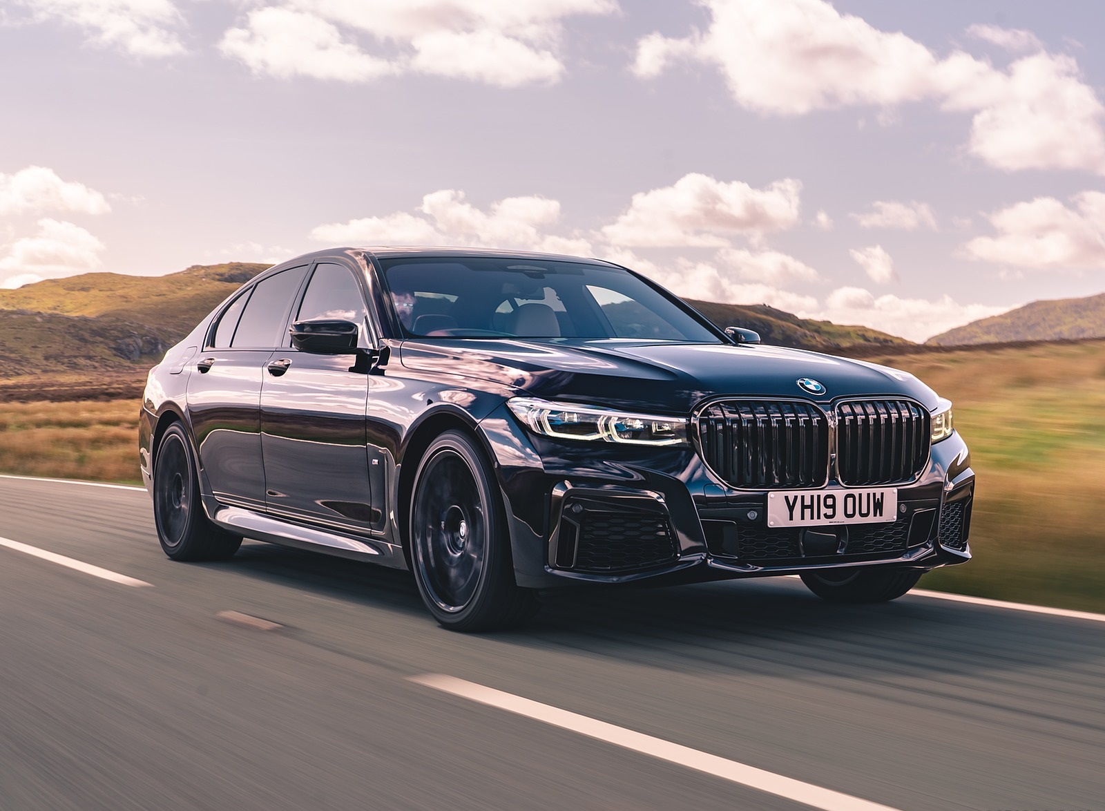 2020 BMW 7-Series 750i M Sport (UK-Spec) Front Three-Quarter Wallpapers (1)