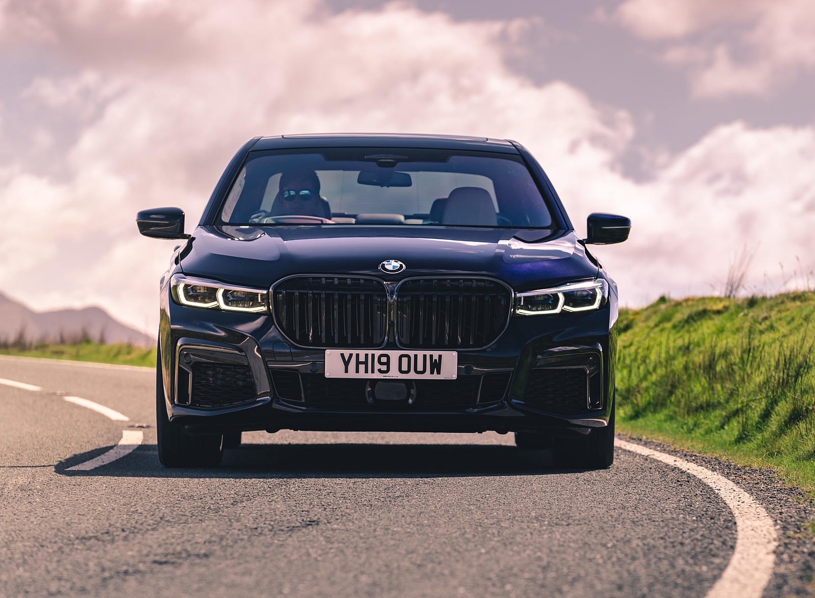 2020 BMW 7-Series 750i M Sport (UK-Spec) Front Wallpapers  (4)