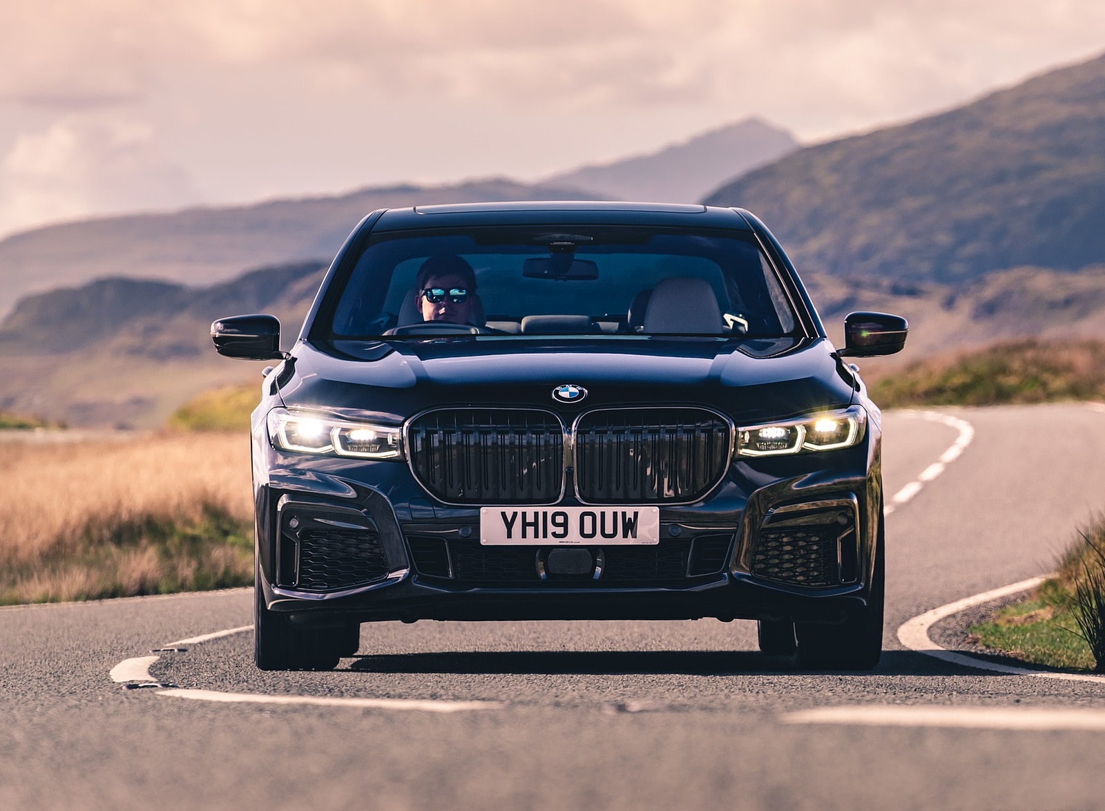 2020 BMW 7-Series 750i M Sport (UK-Spec) Front Wallpapers (5)