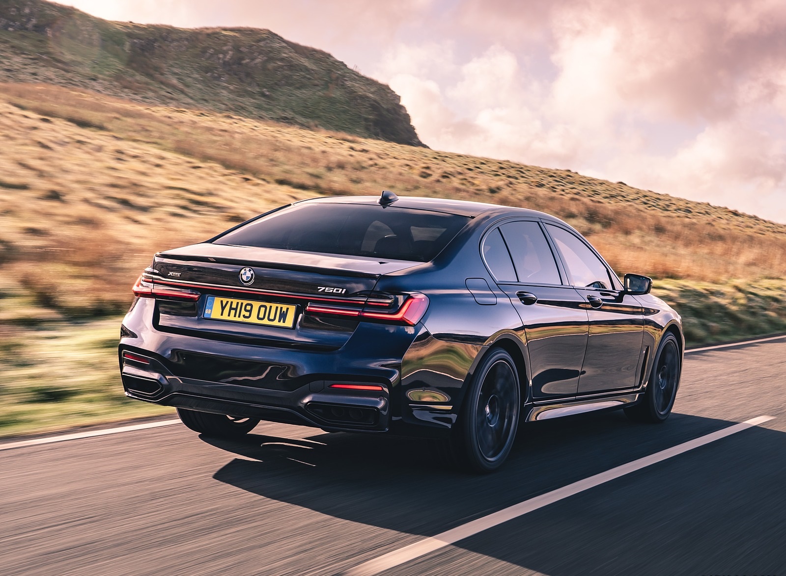 2020 BMW 7-Series 750i M Sport (UK-Spec) Rear Three-Quarter Wallpapers (7)