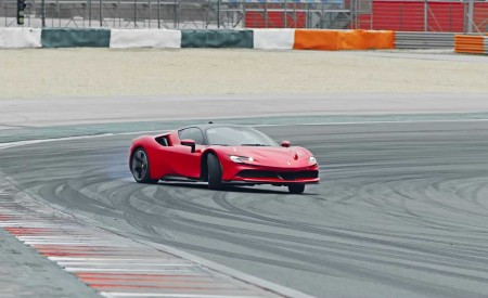2020 Ferrari SF90 Stradale Front Three-Quarter Wallpapers 450x275 (43)