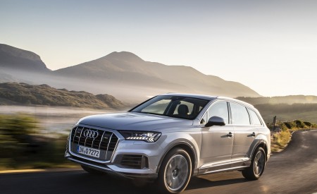 2020 Audi Q7 (Color: Florett Silver) Front Three-Quarter Wallpapers 450x275 (88)