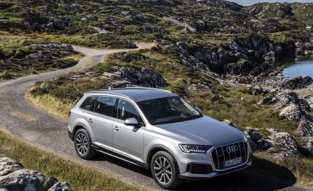 2020 Audi Q7 (Color: Florett Silver) Front Three-Quarter Wallpapers 450x275 (89)