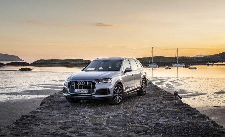 2020 Audi Q7 (Color: Florett Silver) Front Three-Quarter Wallpapers 450x275 (90)