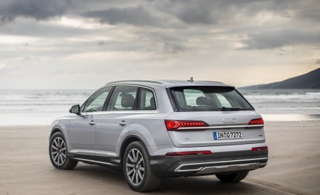 2020 Audi Q7 (Color: Florett Silver) Rear Three-Quarter Wallpapers 450x275 (99)