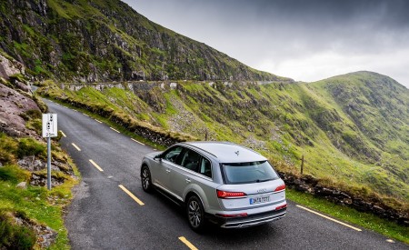 2020 Audi Q7 (Color: Florett Silver) Rear Three-Quarter Wallpapers 450x275 (92)