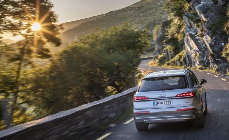 2020 Audi Q7 (Color: Florett Silver) Rear Wallpapers 450x275 (93)