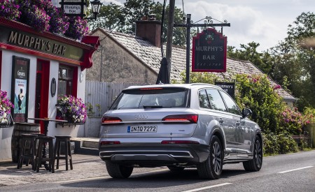2020 Audi Q7 (Color: Florett Silver) Rear Wallpapers 450x275 (95)