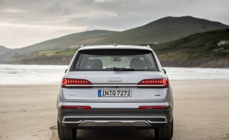 2020 Audi Q7 (Color: Florett Silver) Rear Wallpapers 450x275 (101)