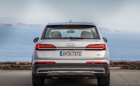 2020 Audi Q7 (Color: Florett Silver) Rear Wallpapers 450x275 (100)