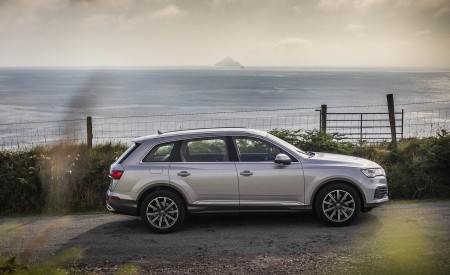 2020 Audi Q7 (Color: Florett Silver) Side Wallpapers 450x275 (102)