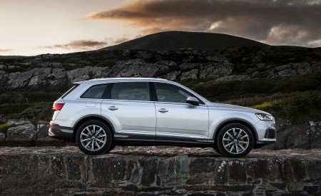 2020 Audi Q7 (Color: Florett Silver) Side Wallpapers 450x275 (97)
