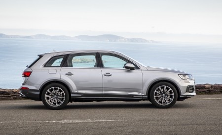 2020 Audi Q7 (Color: Florett Silver) Side Wallpapers 450x275 (103)