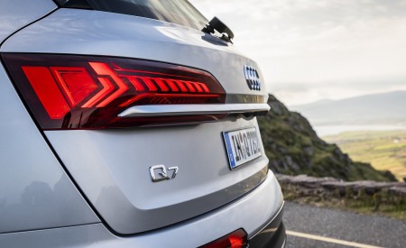 2020 Audi Q7 (Color: Florett Silver) Tail Light Wallpapers 450x275 (106)