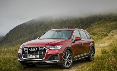 2020 Audi Q7 (Color: Matador Red) Front Three-Quarter Wallpapers 450x275 (78)