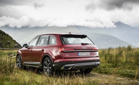 2020 Audi Q7 (Color: Matador Red) Rear Three-Quarter Wallpapers 450x275 (81)