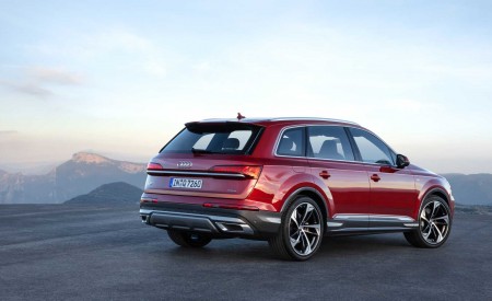2020 Audi Q7 (Color: Matador Red) Rear Three-Quarter Wallpapers 450x275 (154)