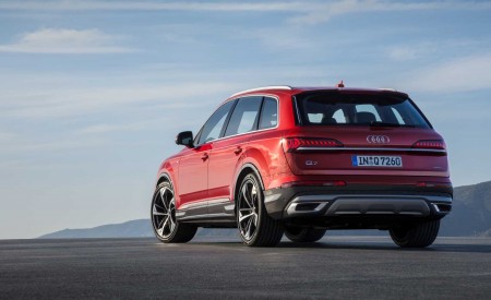 2020 Audi Q7 (Color: Matador Red) Rear Wallpapers 450x275 (149)