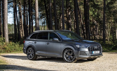 2020 Audi Q7 (UK-Spec) Front Three-Quarter Wallpapers 450x275 (26)
