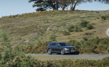 2020 Audi Q7 (UK-Spec) Front Three-Quarter Wallpapers 450x275 (16)