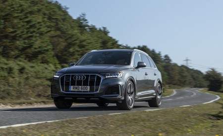 2020 Audi Q7 (UK-Spec) Front Three-Quarter Wallpapers 450x275 (4)