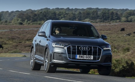 2020 Audi Q7 (UK-Spec) Front Three-Quarter Wallpapers 450x275 (5)
