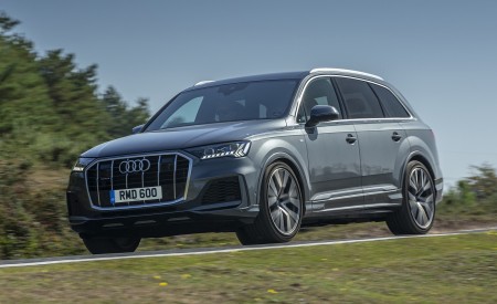 2020 Audi Q7 (UK-Spec) Front Three-Quarter Wallpapers 450x275 (17)