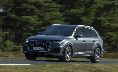 2020 Audi Q7 (UK-Spec) Front Three-Quarter Wallpapers 450x275 (8)