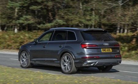 2020 Audi Q7 (UK-Spec) Rear Three-Quarter Wallpapers 450x275 (18)