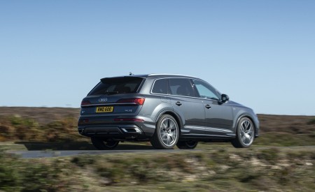 2020 Audi Q7 (UK-Spec) Rear Three-Quarter Wallpapers 450x275 (19)