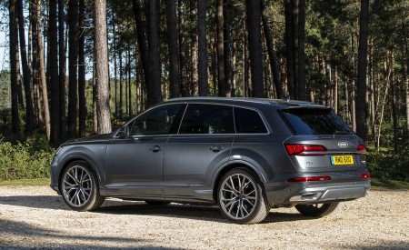 2020 Audi Q7 (UK-Spec) Rear Three-Quarter Wallpapers 450x275 (29)