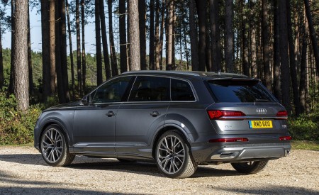 2020 Audi Q7 (UK-Spec) Rear Three-Quarter Wallpapers 450x275 (21)