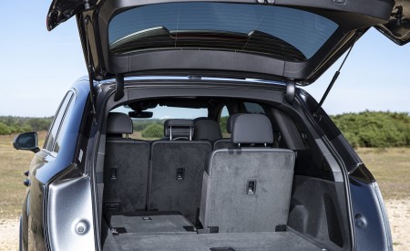 2020 Audi Q7 (UK-Spec) Trunk Wallpapers 450x275 (66)
