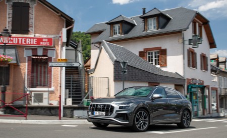 2020 Audi SQ8 TDI (Color: Daytona Gray) Front Three-Quarter Wallpapers 450x275 (19)