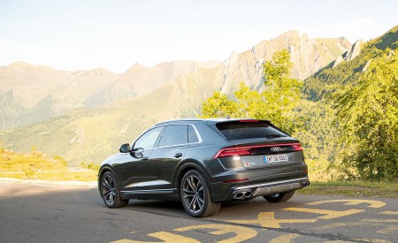 2020 Audi SQ8 TDI (Color: Daytona Gray) Rear Three-Quarter Wallpapers 450x275 (26)