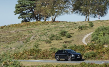2020 Audi SQ8 TDI quattro (UK-Spec) Front Three-Quarter Wallpapers 450x275 (87)