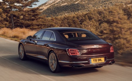 2020 Bentley Flying Spur (Color: Cricket Ball) Rear Three-Quarter Wallpapers 450x275 (115)