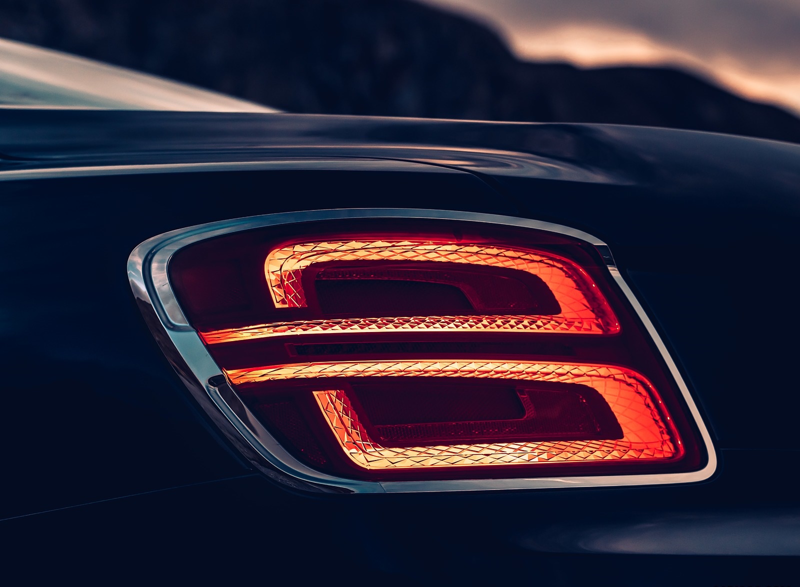 2020 Bentley Flying Spur (Color: Dark Sapphire) Tail Light Wallpapers (14)