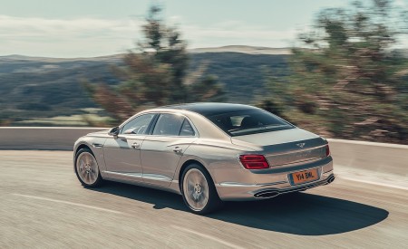 2020 Bentley Flying Spur (Color: Extreme Silver) Rear Three-Quarter Wallpapers 450x275 (59)