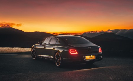 2020 Bentley Flying Spur (Color: Verdant) Rear Three-Quarter Wallpapers 450x275 (37)