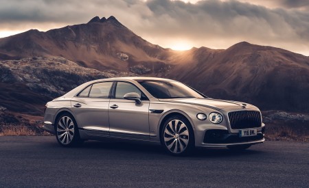 2020 Bentley Flying Spur (Color: White Sand) Front Three-Quarter Wallpapers 450x275 (96)
