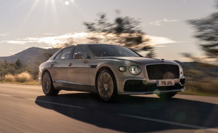 2020 Bentley Flying Spur (Color: White Sand) Front Three-Quarter Wallpapers 450x275 (84)