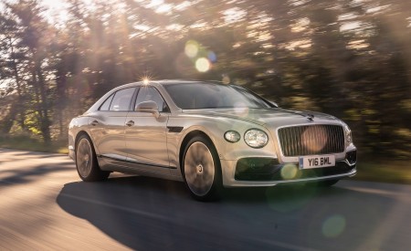 2020 Bentley Flying Spur (Color: White Sand) Front Three-Quarter Wallpapers 450x275 (85)
