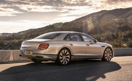 2020 Bentley Flying Spur (Color: White Sand) Rear Three-Quarter Wallpapers 450x275 (89)