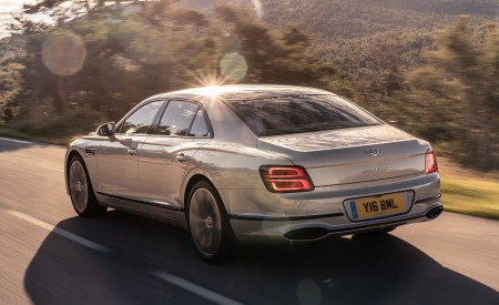 2020 Bentley Flying Spur (Color: White Sand) Rear Three-Quarter Wallpapers 450x275 (90)