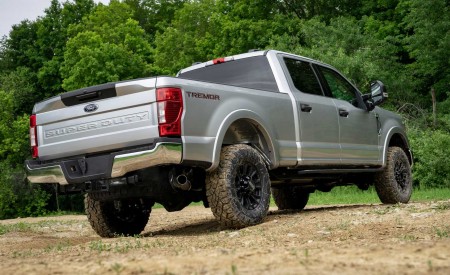 2020 Ford F-Series Super Duty with Tremor Off-Road Package Rear Three-Quarter Wallpapers 450x275 (14)